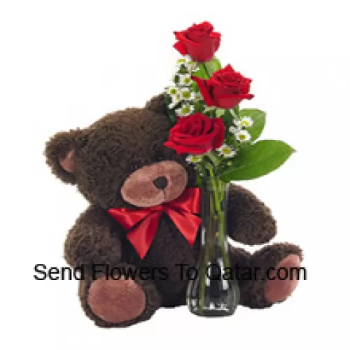 3 roses rouges avec des fougères dans un vase en verre accompagnées d'un mignon ours en peluche de 14 pouces de hauteur