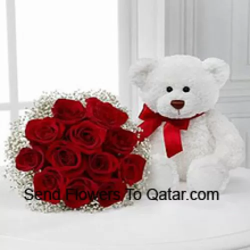 Bouquet de 12 roses rouges avec des remplisseurs saisonniers accompagné d'un mignon ours en peluche blanc de 14 pouces de hauteur
