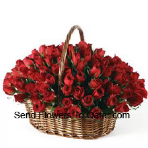 Un magnifique arrangement de 100 roses rouges avec des remplisseurs saisonniers