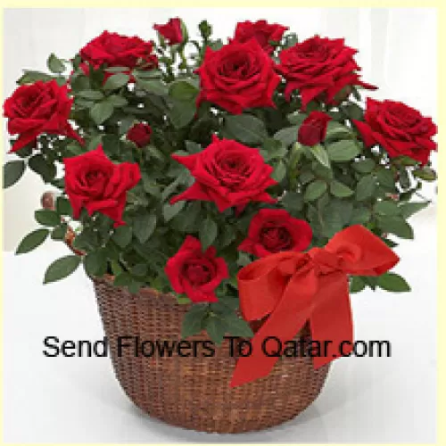 Ein wunderschöner Strauß aus 18 roten Rosen mit saisonalen Füllern