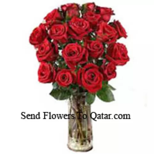 18 Roses Rouges Avec Quelques Fougères Dans Un Vase