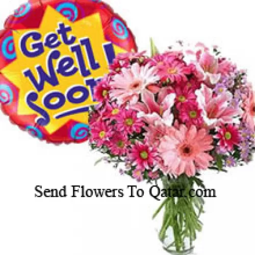 Fleurs assorties dans un vase et un ballon de bon rétablissement
