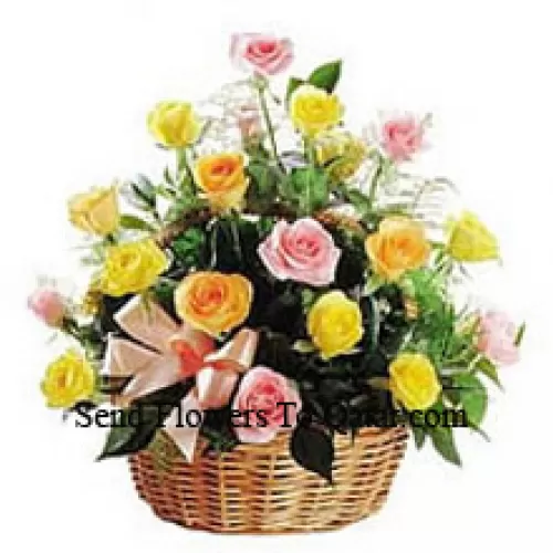 Un beau panier de 24 roses de différentes couleurs mélangées