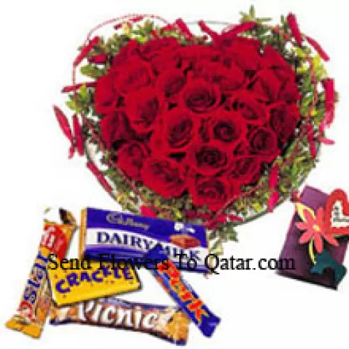 Arrangement en forme de cœur de 40 roses rouges, chocolats assortis et une carte de vœux gratuite