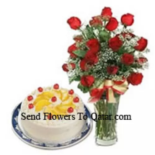 24 roses rouges avec des fougères dans un vase accompagnées d'un gâteau à la vanille de 1/2 kg