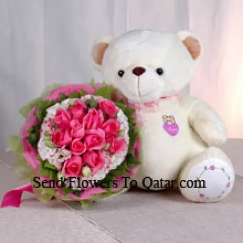 Botte de 12 roses roses et un ours en peluche de taille moyenne mignon