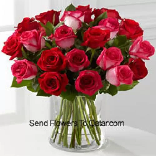24 Roses (12 rouges et 12 roses bicolores) avec des éléments saisonniers dans un vase en verre